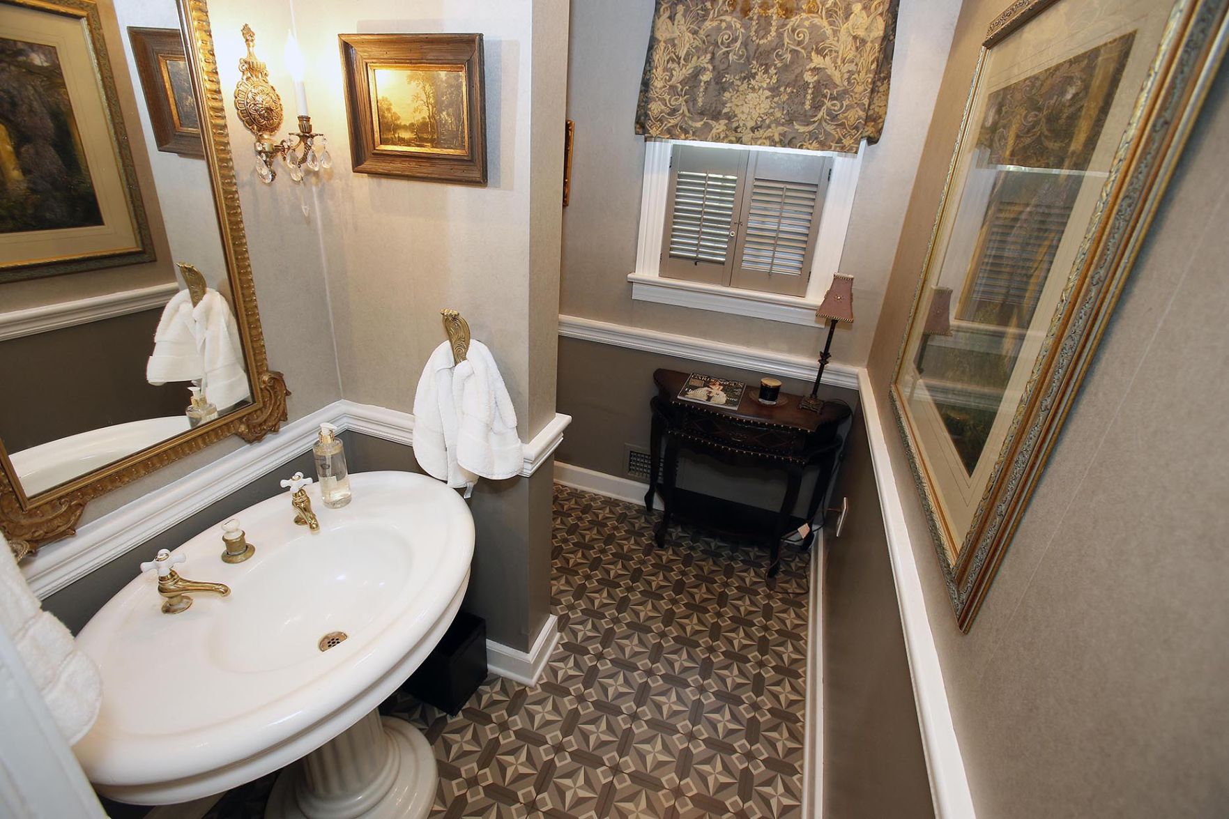 Springwood Inn: Powder room